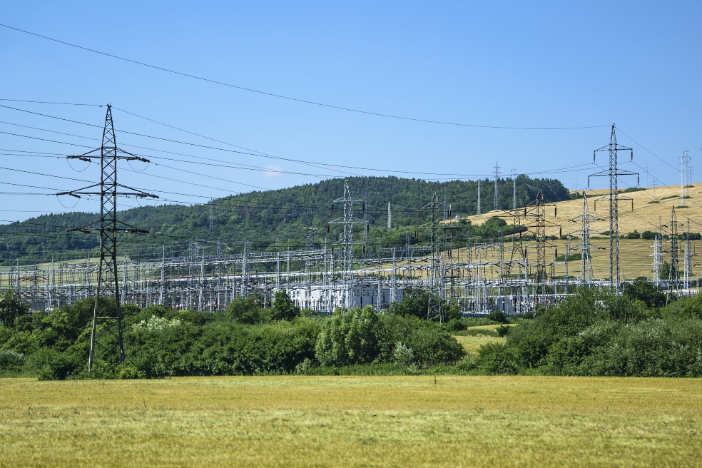 Some components of existing wind turbines (such as an electric generator) are being upgraded or replaced with new ones. Some components of existing wind turbines (such as an electric generator) are being upgraded or replaced with new ones.