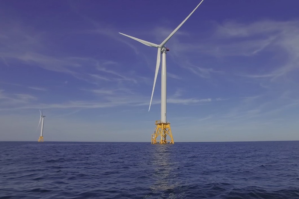 Onshore projects accounted for 293 wind turbines with a total installed capacity of 981 MW, and offshore wind farms accounted for 160 wind turbines with a total installed capacity of about 1135 MW Onshore projects accounted for 293 wind turbines with a total installed capacity of 981 MW, and offshore wind farms accounted for 160 wind turbines with a total installed capacity of about 1135 MW